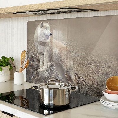 Schneidebrett Wolf auf einem felsigen Berg