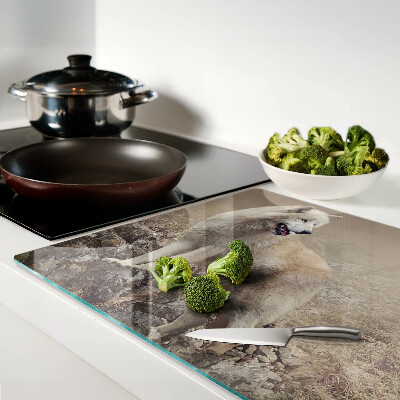 Schneidebrett Wolf auf einem felsigen Berg