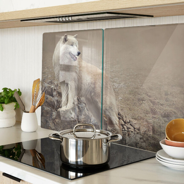 Schneidebrett Wolf auf einem felsigen Berg