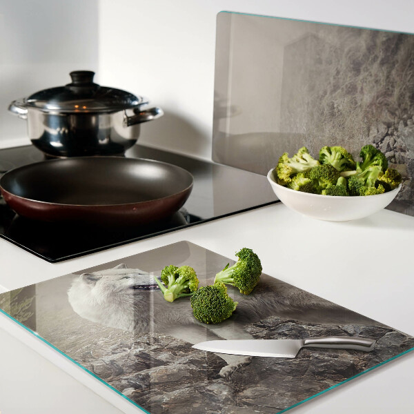 Schneidebrett Wolf auf einem felsigen Berg