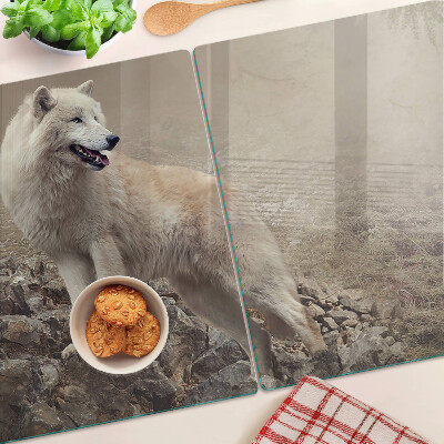 Schneidebrett Wolf auf einem felsigen Berg