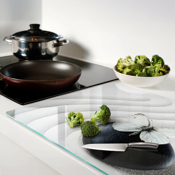 Schneidebrett Glas mit Schmetterlingsmotiv auf Steinhintergrund