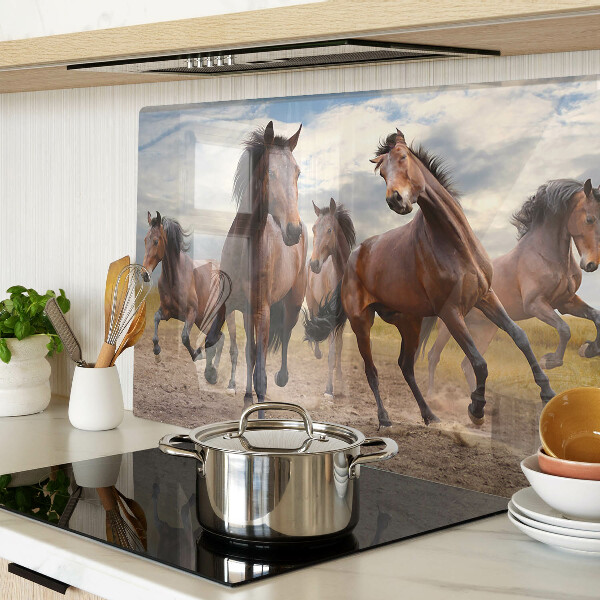 Schneidebrett Pferde, die auf der Weide laufen