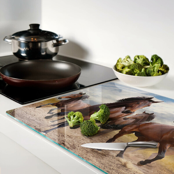 Schneidebrett Pferde, die auf der Weide laufen