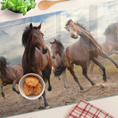 Schneidebrett Pferde, die auf der Weide laufen