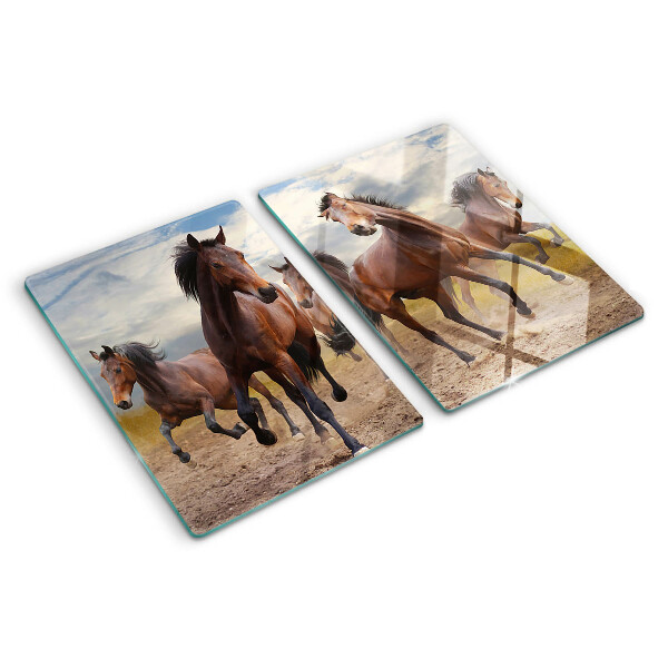 Schneidebrett Pferde, die auf der Weide laufen