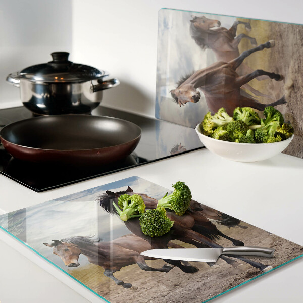 Schneidebrett mit Motiv von auf der Weide laufenden Pferden