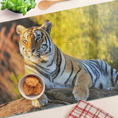 Glas-Schneidebrett mit Tiger-Motiv vor natürlichem Hintergrund