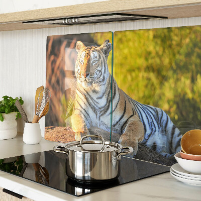 Glas-Schneidebrett mit Tiger-Motiv vor natürlichem Hintergrund