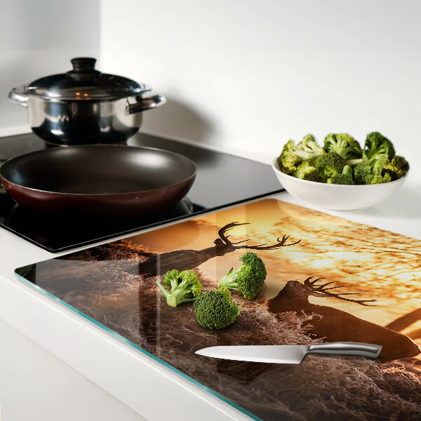 Schneidebrett Hirsche im Wald bei Sonnenuntergang