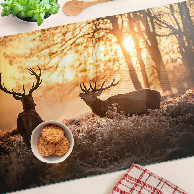 Schneidebrett Hirsche im Wald bei Sonnenuntergang