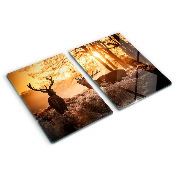 Schneidebrett Hirsche im Wald bei Sonnenuntergang