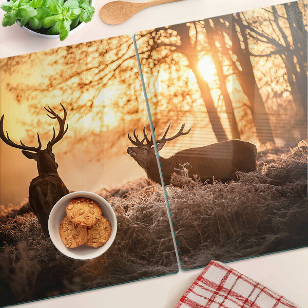 Schneidebrett mit Motiv von Hirschen im Wald bei Sonnenuntergang
