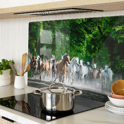 Glas-Schneidebrett mit dem Motiv galoppierender Pferde in natürlicher Umgebung