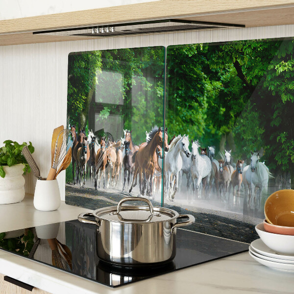 Glas-Schneidebrett mit dem Motiv galoppierender Pferde in natürlicher Umgebung