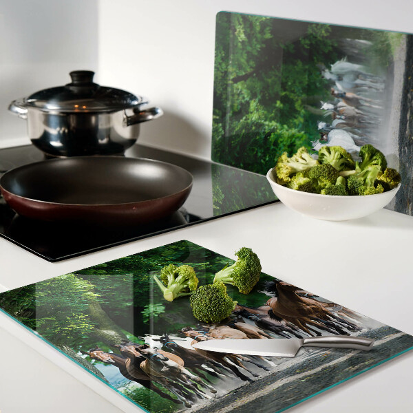 Glas-Schneidebrett mit dem Motiv galoppierender Pferde in natürlicher Umgebung