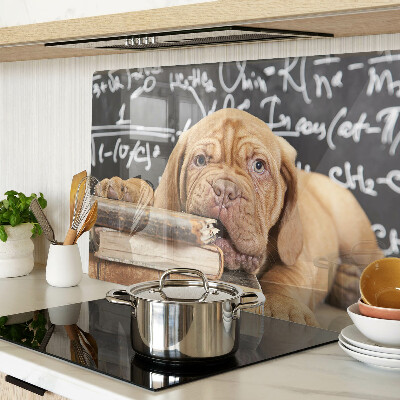 Glas Schneidebrett mit Motiv eines Hundes neben Büchern und einer Tafel