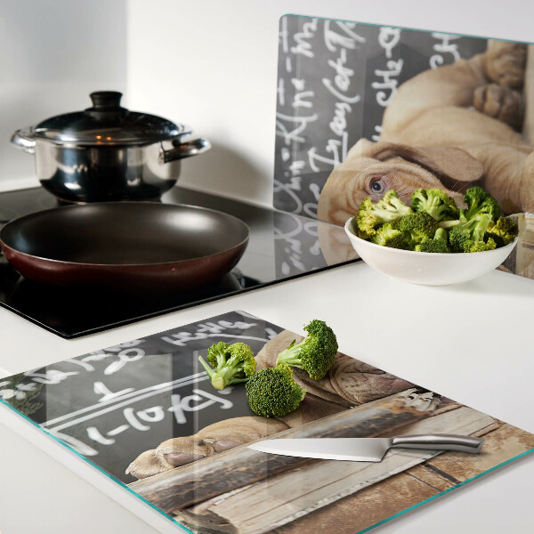 Glas Schneidebrett mit Motiv eines Hundes neben Büchern und einer Tafel