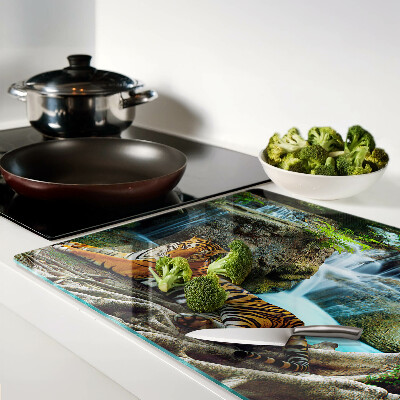 Schneidebrett mit Motiv eines Tigers in seinem natürlichen Lebensraum