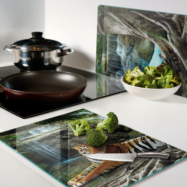 Schneidebrett mit Motiv eines Tigers in seinem natürlichen Lebensraum