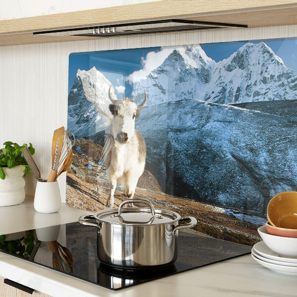 Schneidebrett mit Motiv einer Kuh in den Bergen