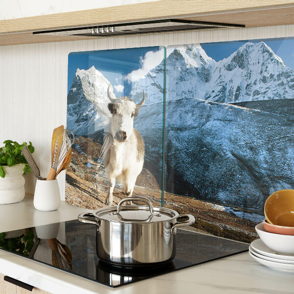 Schneidebrett Kuh in den Bergen