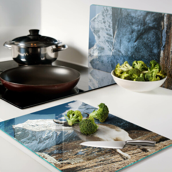 Schneidebrett Kuh in den Bergen