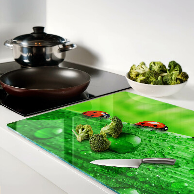 Schneidebrett Marienkäfer auf grünem Hintergrund