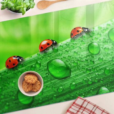 Schneidebrett Marienkäfer auf grünem Hintergrund