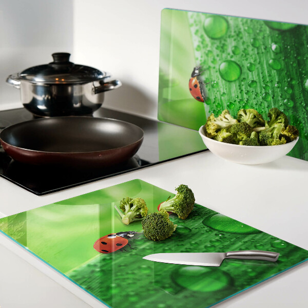 Schneidebrett Marienkäfer auf grünem Hintergrund