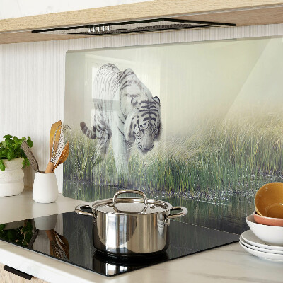 Schneidebrett mit Motiv eines Tigers im Gras