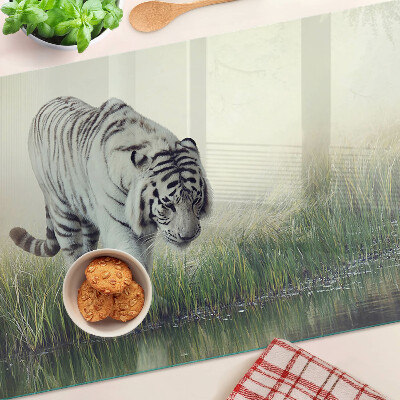 Schneidebrett mit Motiv eines Tigers im Gras