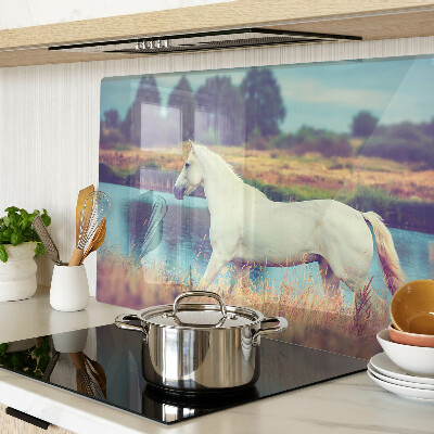 Glas-Schneidebrett mit Motiv eines weißen Pferdes am Wasser