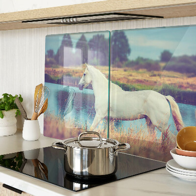 Glas-Schneidebrett mit Motiv eines weißen Pferdes am Wasser