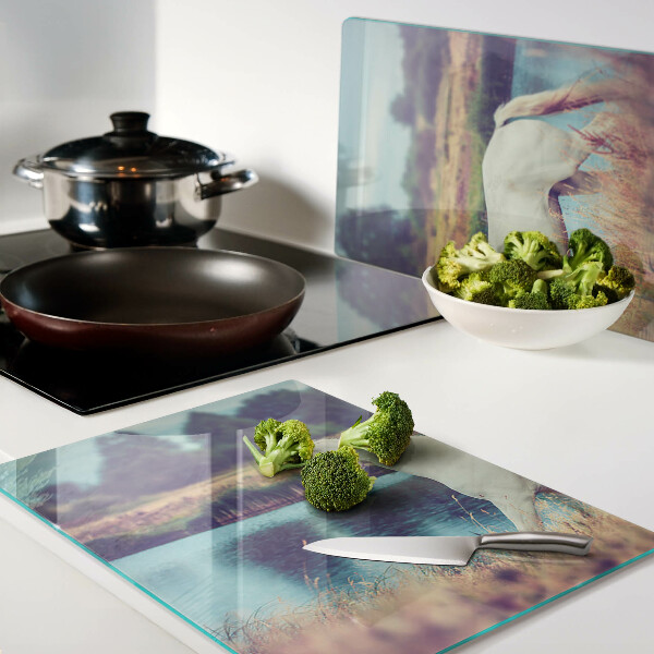 Glas-Schneidebrett mit Motiv eines weißen Pferdes am Wasser