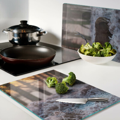 Glas-Schneidebrett mit Hirschen im Winterwaldmotiv