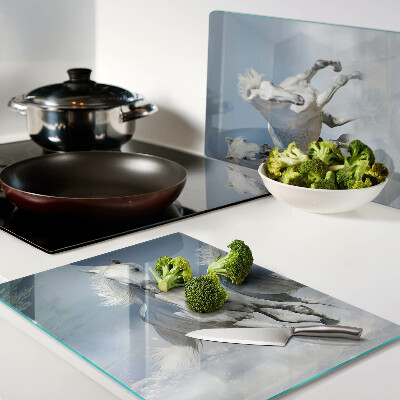 Schneidebrett mit Motiv galoppierender weißer Pferde