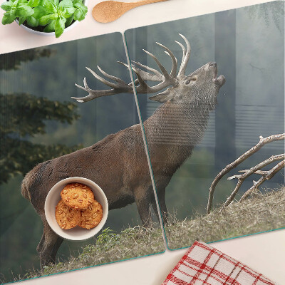 Glas-Schneidebrett mit Motiv von Hirschen in ihrem natürlichen Lebensraum