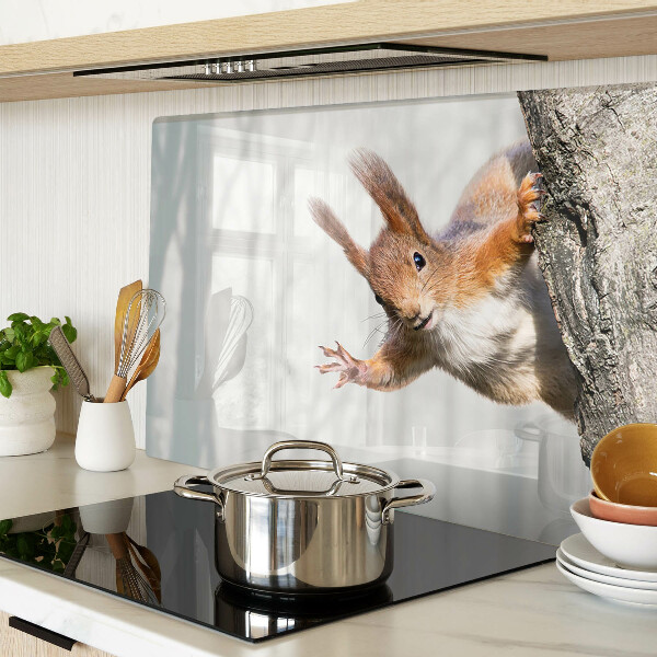 Schneidebrett mit Eichhörnchen-Motiv auf einem Ast