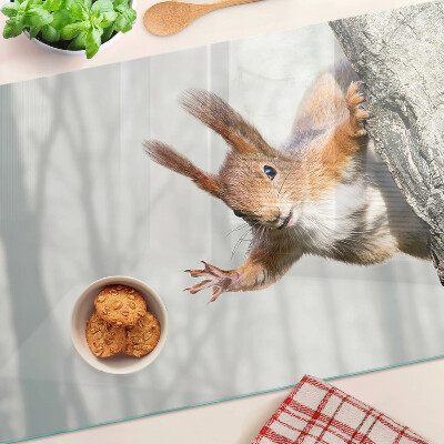 Schneidebrett mit Eichhörnchen-Motiv auf einem Ast