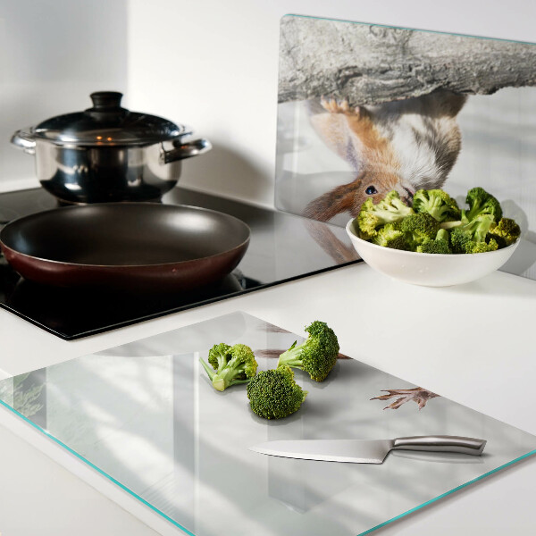 Schneidebrett mit Eichhörnchen-Motiv auf einem Ast