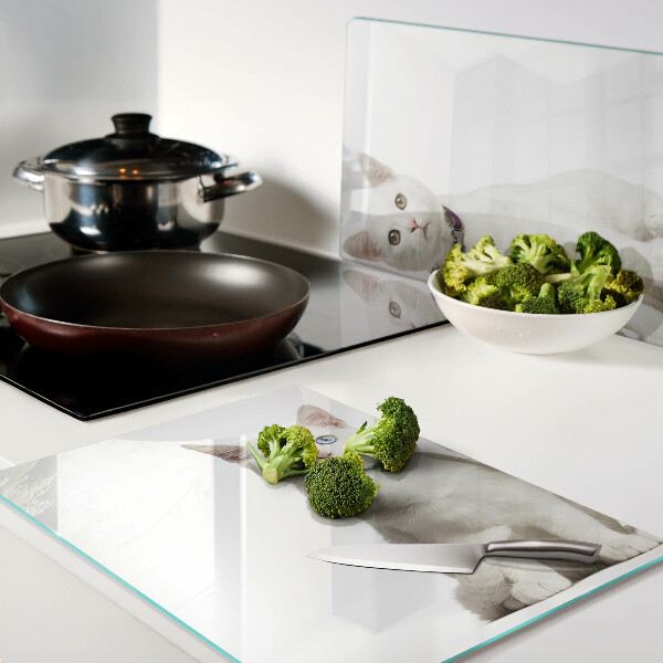 Glas-Schneidebrett mit weißem Katzenmotiv und unterschiedlich gefärbten Augen