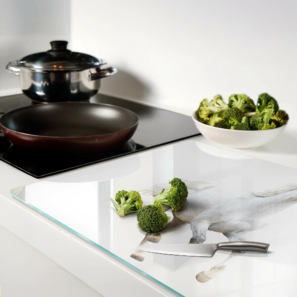 Schneidebrett mit Motiv eines weißen Pferdes in Bewegung