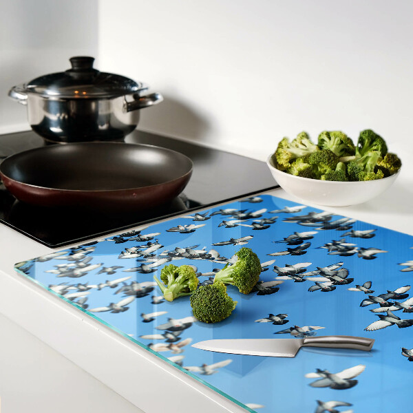 Schneidebrett glas Tauben, die am Himmel fliegen