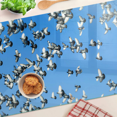 Schneidebrett glas Tauben, die am Himmel fliegen