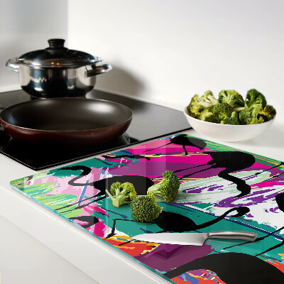 Schneidebrett mit Flamingos vor farbenfrohem Hintergrund