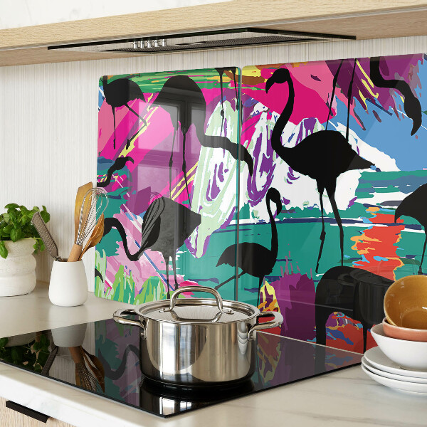 Schneidebrett mit Flamingos vor farbenfrohem Hintergrund