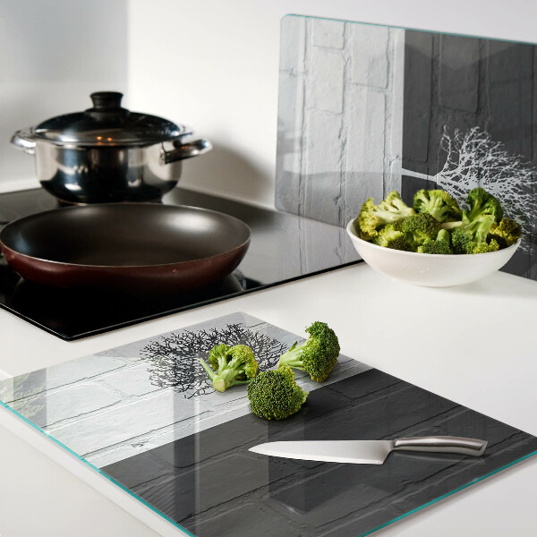 Schneidebrett Glas mit Motiv eines Baums vor einem Backsteinhintergrund