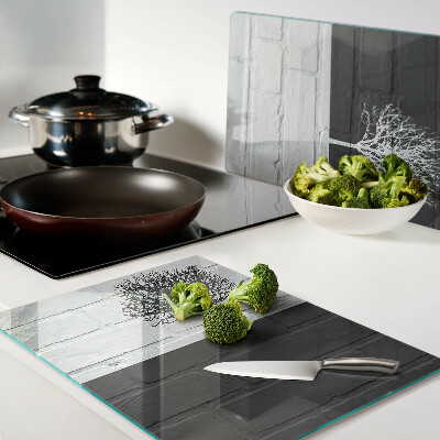 Schneidebrett Glas mit Motiv eines Baums vor einem Backsteinhintergrund