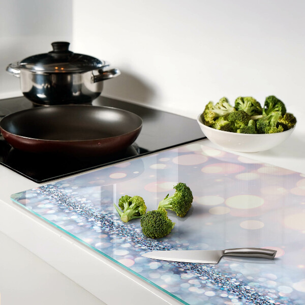 Glas-Schneidebrett mit funkelnden Lichtern und Diamantakzent